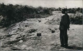 1942 Press Photo Us Marine Stands Guard Near Airfield On Guadalcanal In Wwii