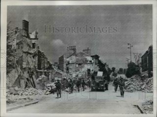 1944 Press Photo Us Troops Pursue Fleeing Germans Through The Ruins Of Mayenne