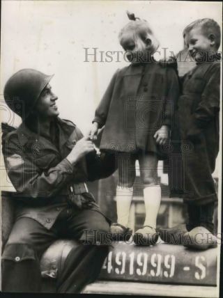 1944 Press Photo Soldier Russ Brazelton & Dutch Children In Holland During Wwii