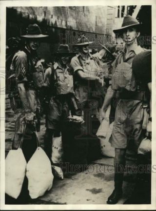 1941 Press Photo Australian Troops With Their Equipment In Singapore During Wwii