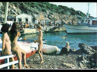 Ile Du Levant (83) Naturisme / Femmes & Bateau Navette Au Port Vers 1970
