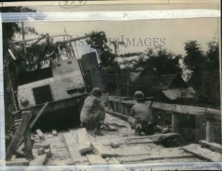 1945 Press Photo Us Troops Take Cover During Manila,  Philippines Battle In Wwii