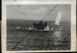 1945 Press Photo Wwii Pacific,  A Flaming Japanese Plane Heads For The Water