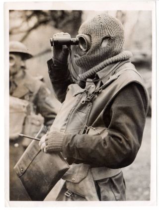 1941 Ww2 Press Photo British Tank Command Man Dressed For Cold Mask England