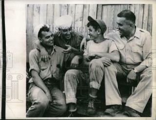 1945 Press Photo Us Navy Men Visit Outside A Hut In The Marianas,  World War Ii