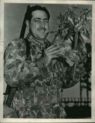 1944 Press Photo Pvt Alfred Biaso Displays His " Easter Bonnet " Camouflage Helme