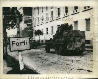1944 Press Photo British Vehicles & Troops Pass Through The Town Of Forli,  Italy