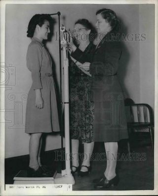 1943 Press Photo Air - Wac Tamako Izumi Weighs In At Fort Worth Recruitment Center