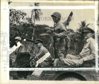 1944 Press Photo General Holland Smith & Us Navy Officers During Wwii In Saipan