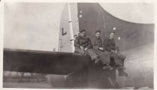 Wwii Snap Photo Aaf Airmen 34th Bomb Group B - 17 Bomber Tail England 100