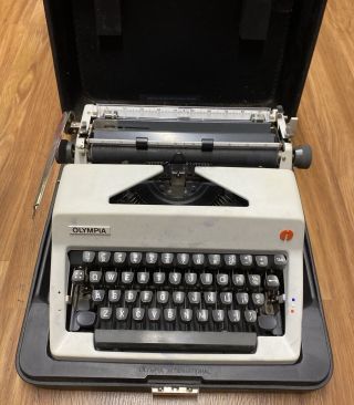 Vintage Olympia Sm9 Deluxe Portable Typewriter With Case