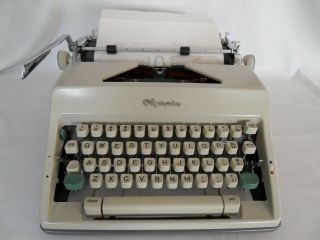 Olympia De Luxe Typewriter With Case,  Sm 9 Made In West Germany