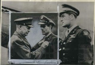 1944 Press Photo General Dwight Eisenhower Awards Don Gentile & Pilot In Wwii