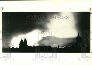 1940 Press Photo Fires Rage In City Of London After Germans Dropped Bombs - Wwii
