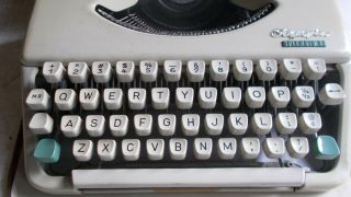 Vintage Olympia Splendid 33 Cursive Script Typewriter with zip up case 3