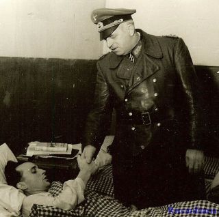 Port.  Photo: Rare Wehrmacht General W/ Knights Cross Visits Wounded In Hospital