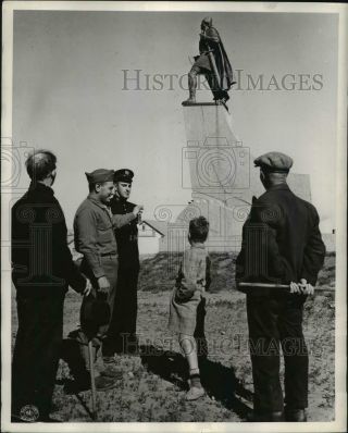 1943 Press Photo Iceland,  Group Views Alexander Calder/ Vincent Costante Statue