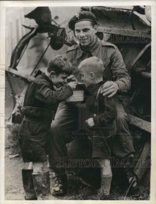 1944 Press Photo Polish Soldier Eating With Dutch Boys In Holland During Wwii