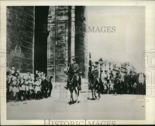 1944 Press Photo General John Pershing Leads Victory Parade Past Arc De Triomphe