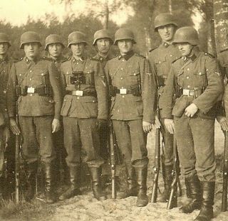 Rare Helmeted German Elite Waffen Combat Infantry Squad Posed In Field