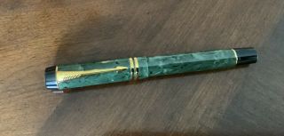 Parker Duofold Centennial Fountain Pen In Marbled Green W/18 Kt Medium Nib
