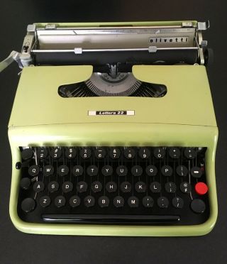 Vtg Olivetti Lettera 22 Portable Italian Typewriter In Pistachio Green - Wow