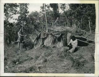 1942 Press Photo Wwii Soldiers Val Licciardo & Ing Quale At A Hut On Guinea