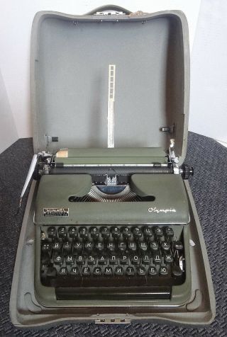 1954 Olympia SM2 Cyrillic Typewriter & Panzer - Case Made In W.  Germany 2
