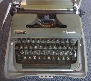 1954 Olympia SM2 Cyrillic Typewriter & Panzer - Case Made In W.  Germany 3