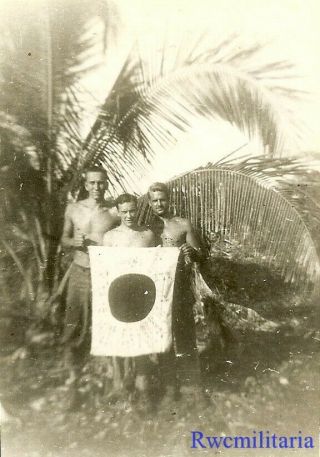 SOUVENIR Trio US Soldiers Posed in Jungle w/ Captured Japanese Flag; 1944 2