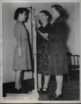 1943 Press Photo Wac Tamako Izumi Weighs In At The Fort Worth Recruitment Center