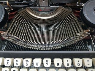 Vintage Olympia Deluxe Werke AG Wilhelmsh Typewriter Germany w/ Hard Case (READ) 3