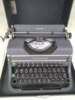 Vintage Underwood Universal Typewriter with Case 2
