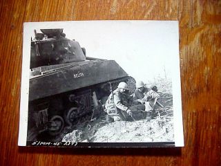 Wwii Gi Snapshot Photo Of Us Soldiers Probing For Mines Italy Disabled Tank Id 