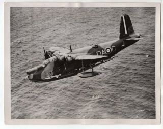 1941 Raf Sunderland Going Low To Check For Suspected U - Boat Convoy News Photo