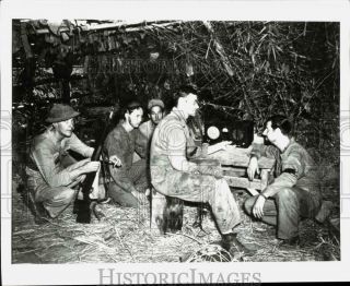 1968 Press Photo World War Ii Soldiers Listening To Radio At Bataan Peninsula