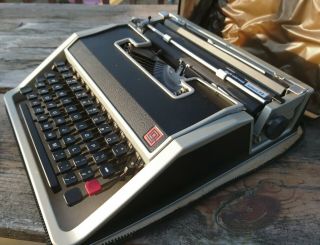 Vintage Olivetti Underwood Lettera 33 Typewriter - Script Typeface