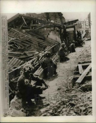 1945 Press Photo U.  S.  Infantrymen Advance Cautiously In Ludwigshafen,  Germany