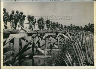 1945 Press Photo Us Troops Crossing Bridge On Luzon,  Philippines In World War Ii