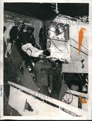 1942 Press Photo James Rozee Purser On The Torpedoed Lady Hawkins Is Carried Ash