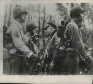 1944 Press Photo General Dwight Eisenhower And Soldiers In France - Mjm05012