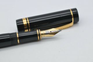 Lovely Modern Parker Duofold International Model Fountain Pen 18ct Gold Fine Nib
