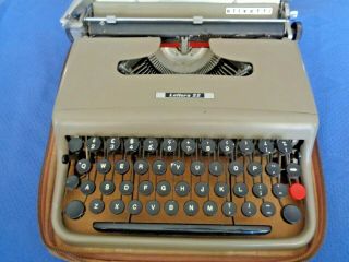 Vintage Brown Tan Olivetti Lettera 22 Typewriter With Case Italian Qwerty