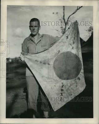 1944 Press Photo A Us Marine Displays A Japanese Flag From Cape Gloucester