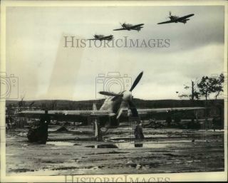 1941 Press Photo British Hurricane Fighter In Russian Flooded Landing Field