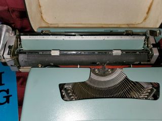 Olivetti Underwood Lettera 32 Vintage Portable Typewriter in case Italy small 2