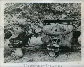 1944 Press Photo Yank Trooper Takes Cover Behind Wrecked German Jeep In France