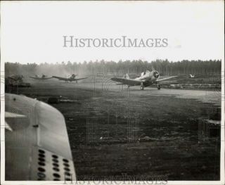 1944 Press Photo Us Marine " Bulldog Squadron " Planes Taxi At Henderson Field Si