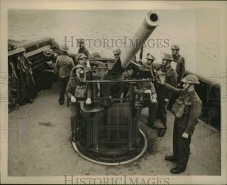 1941 Press Photo British Troops Man Anti - Aircraft Gun At England Sea Fort.