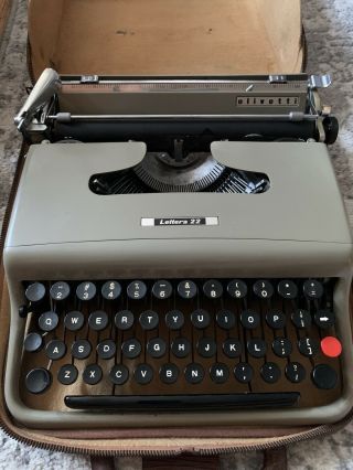 Estate 1950s Olivetti Lettera 22 Portable Typewriter Made In Ivrea,  Italy